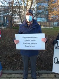 Uwe Reckmann - OB-Wahl-Kandidat vor dem Carl von Basedow-Klinikum bei einer Kundgebung gegen Impfgegner